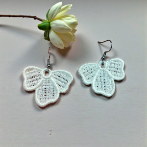 Haftowane kolczyki białe kwiatki