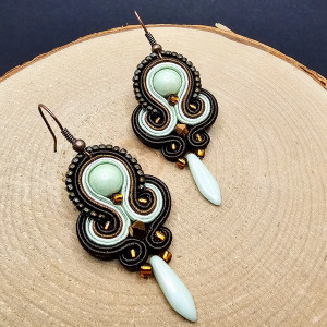 Brązowo-pistacjowe wiszące kolczyki sutasz