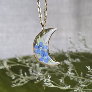 złota zawieszka złoty wisiorek naszyjnik żywica z żywicy kwiaty z kwiatami księżyc kwiaty żywica biżuteria niezapominajki niezapominajka