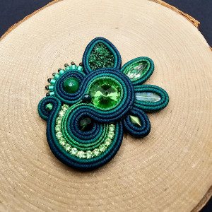 Zielona broszka sutasz