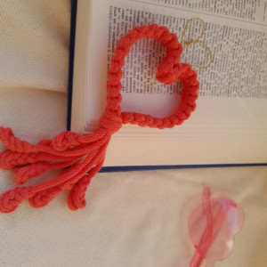 Małe serce makramowe - idealne na walentykowy prezent dla ukochanej osoby