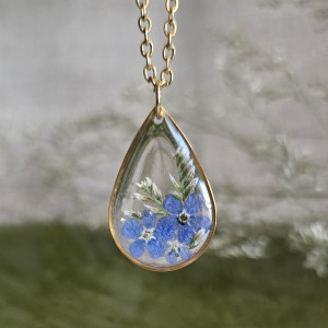 Złota zawieszka złoty wisiorek kwiat naszyjnik żywica z żywicy kwiaty łezka łza niezapominajka niezapominajki
