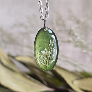 Srebrna jajowata zawieszka ze zbożami zielona brokatowa