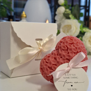 Świeca w kształcie serca w pudełku