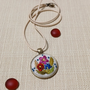 Ręcznie haftowany wisior  DLA KRYSI