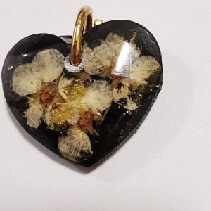 Serduszko z kwiatami czarny wisiorek handmade kwiaty