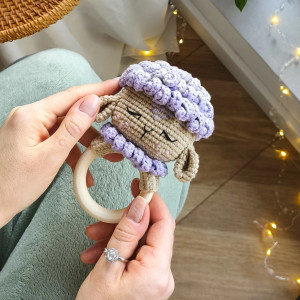 Grzechotka owieczka, Gryzak na kółku dla niemowlaka, Prezent dla noworodka