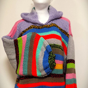 Nowy, oryginalny, ręcznie wykonany sweter z kapturem
