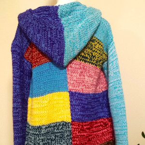 Oryginalny, ręcznie wykonany kardigan z kapturem