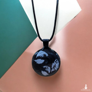 Naszyjnik z okrągłym wisiorkiem z żywicy – motyw piór