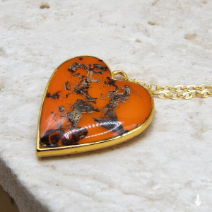 Ręcznie wykonany naszyjnik z żywicy – serce w odcieniach bursztynu