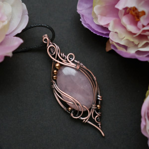 Wisiorek miedziany naszyjnik z różowym kwarcem elficki wire wrapping