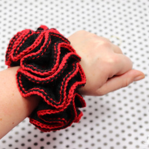 Carmen-scrunchie gumka frotka do włosów robiona szydełkiem
