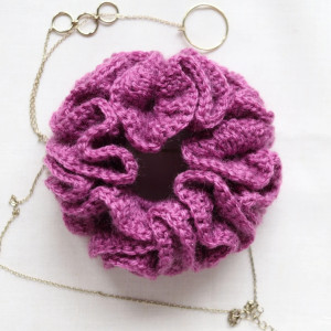 Zgaszony amarant scrunchie gumka frotka do włosów robiona szydełkiem