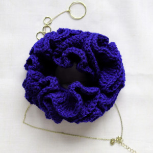 Chabrowe scrunchie gumka frotka do włosów robiona szydełkiem