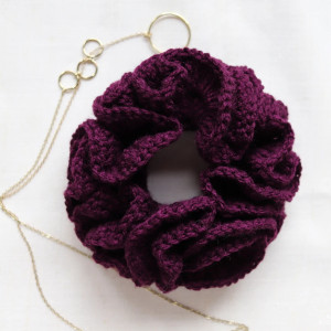 Wiśnia scrunchie gumka frotka do włosów robiona szydełkiem