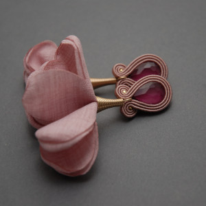 różowe kolczyki lub klipsy sutasz z kwiatkami