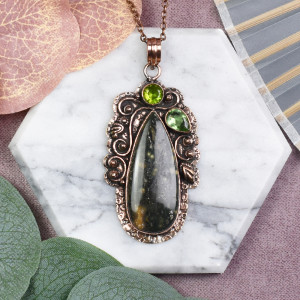 Miedziany ozdobny wisiorek z jaspisem i peridotem #571