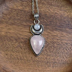 Posrebrzany ozdobny wisiorek z różowym kwarcem i k. księżycowym #620