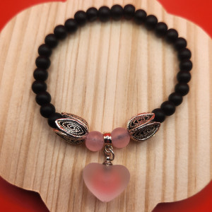 Bransoletka z czarnych koralików z zawieszką serce