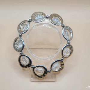 Stylowa bransoletka srebrna z ozdobnymi elementami – elegancka