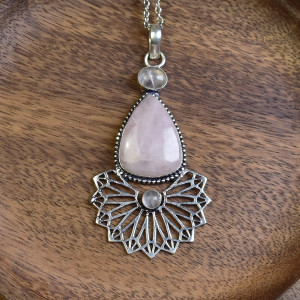 Posrebrzany ozdobny wisiorek z różowym kwarcem #640