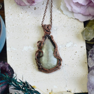 Miedziany wisiorek wire wrapping z serafinitem aqua #658