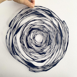 Wycinanka Dark Blue Spiral, ręcznie wycinana