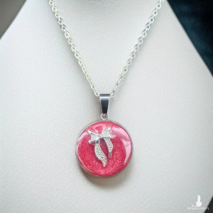 Naszyjnik pełen blasku, różowa żywica i srebrny akcent