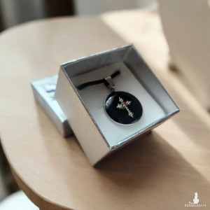 Elegancki wisiorek z krzyżykiem w żywicy na czarnym rzemyku