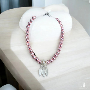 Bransoletka z różowych metalowych koralików z łapaczem snów