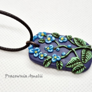 polymer clay wisiorek z niezapominajkami