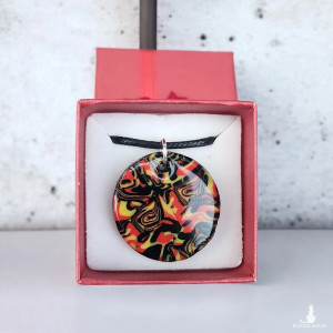 Ręcznie robiony naszyjnik z żywicy i gliny polimerowej – unikat