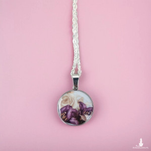 Naszyjnik z żywicy z kwiatami – ręcznie robiony wisiorek z różą i liliami