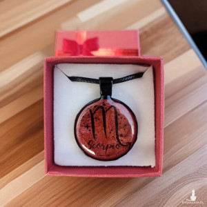 Ręcznie robiony naszyjnik z żywicy – znak zodiaku Skorpion