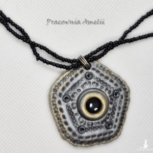 polymer clay naszyjnik z czarnym kryształkiem