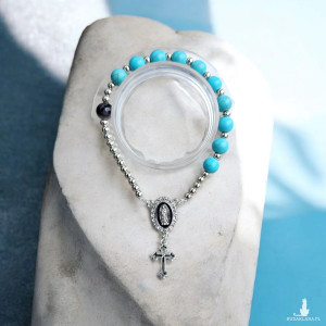 Bransoletka z motywem religijnym – elegancja i symbolika w jednym