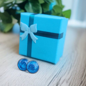 Połyskujące niebieskie kolczyki galaxy w sztyftach z żywicy