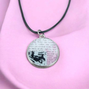 Minimalistyczny naszyjnik z żywicy z grafiką