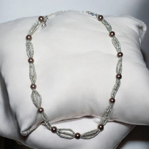 Elegancki naszyjnik z perłami i srebrnymi elementami – ręcznie wykonany
