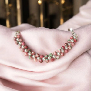 Elegancka bransoletka z perełkami i marmurkowymi koralikami