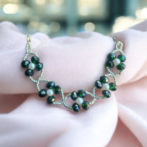 Bransoletka „Zielone Kwiaty” z kryształkami i perłowym akcentem