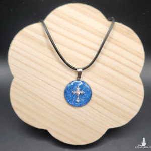 Niebieski naszyjnik z krzyżem z żywicy ręcznie wykonany