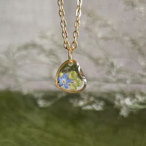 Złota zawieszka złoty wisiorek kwiat naszyjnik żywica z żywicy kwiaty z kwiatami serce serduszko niezapominajki