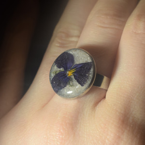 Pierścionek regulowany z polnym bratkiem