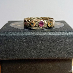 Srebrny pierścionek z naturalnymi szafirami