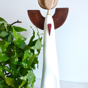 Ręcznie wykonany anioł z drewna – symbol miłości.