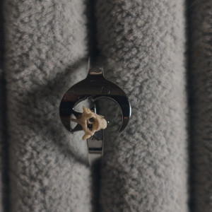 Pierścionek z motywem księżyca oraz gwiazdy z kręgiem