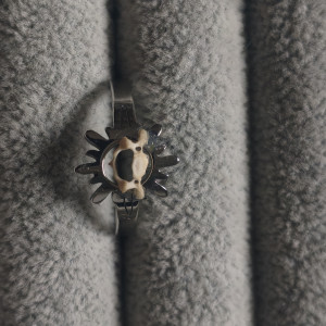 Pierścionek z motywem słońca z kręgiem gryzonia