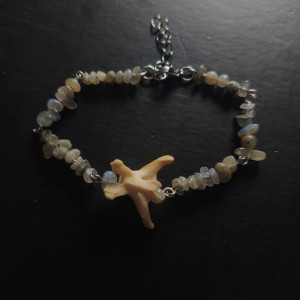 Bransoletka z kamieniami labradorytu i kością lisa